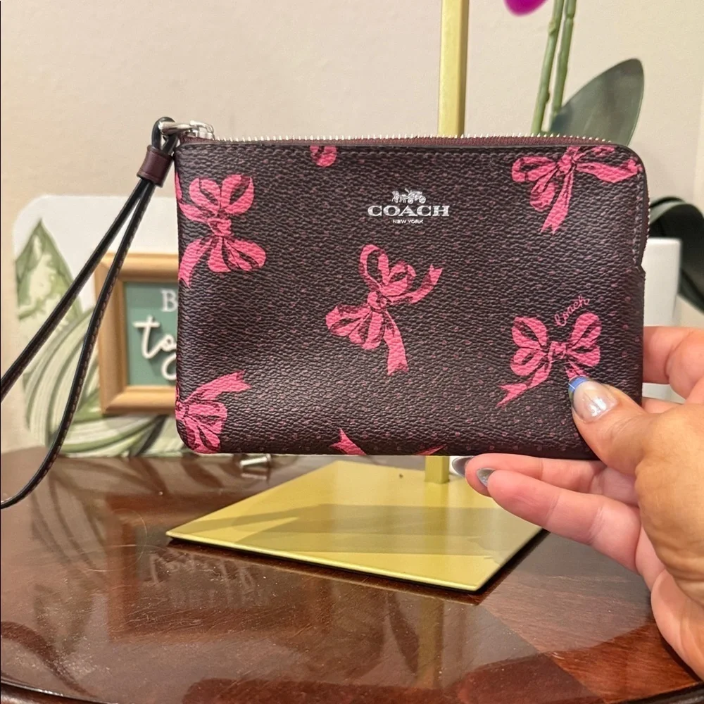 Coach elegant wristlet